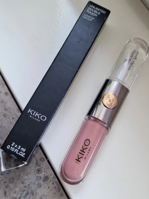 Kiko Milano Unlimited Double Touch läppstift 102 - KIKO Unlimited Double Touch läppstift och läppglans, färgen 102. Rosa/beige färgen endast testad på handen, andra delen är öoppnad. 
