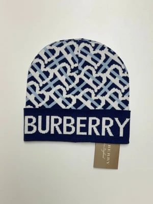 Burberry Mössa  - Helt ny aldrig använd. Storlek One size. Snabb frakt.