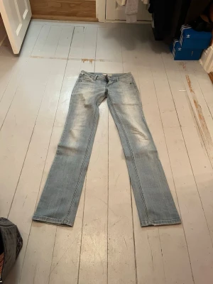 Lågmidjade jeans - Lågmidjade ljusblåa jeans från Fornarina! Storlek 36/S🤍
