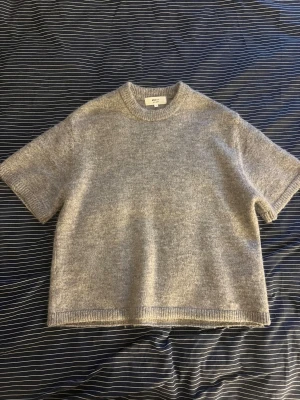 Grå Stickad topp Gina - Grå stickad kortärmad topp från Gina Tricot. Endast använd vid 1 tillfälle. Köp gärna bundle så färger jag bra paketpris!