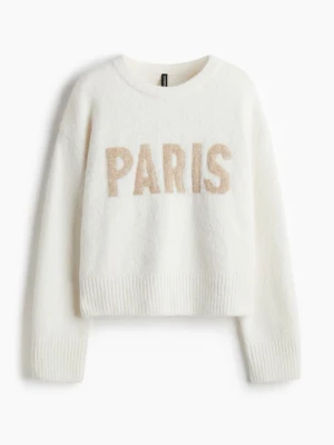 Vit stickad tröja med PARIS-tryck - Mysig vit stickad tröja från Monki med beige text 'PARIS' framtill. Tröjan har rund hals, ribbade muddar och är croppad i modellen. Perfekt för dig som gillar enkel stil med en twist.
