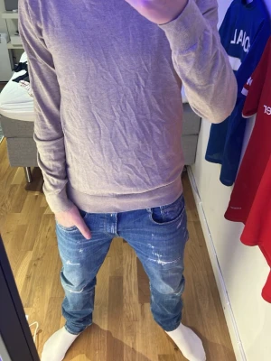 Beige långärmad tröja Dressmann - Säljer en stilren beige långärmad tröja från Dressmann. Tröjan har rund hals och är tillverkad i mjuk bomull, perfekt för dig som gillar enkel och clean look. Passar dig som vill ha en normal passform och diskret färg. Storlek S 