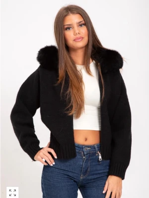 Svart stickad jacka med fuskpäls - Intresse koll!!! Snygg svart stickad jacka med dragkedja och stor krage i äkta päls. Jackan har en croppad passform och ribbade muddar vid ärmslut och nederkant. Perfekt för dig som vill ha en trendig och mysig look. Nypris är 2000kr 