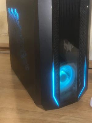 Acer Predator Orion 3000 - Acer Predator Orion 3000 gamingdator med RGB-belysning, Intel-processor och NVIDIA-grafikkort. Snygg design med frontfläkt och flera anslutningar. Datorn ser ut att vara i gott skick utan synligt slitage. Perfekt för gaming och krävande uppgifter.