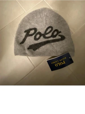 Grå mössa från Polo Ralph Lauren - Säljer en polo mössa i nytt skick i ull. 