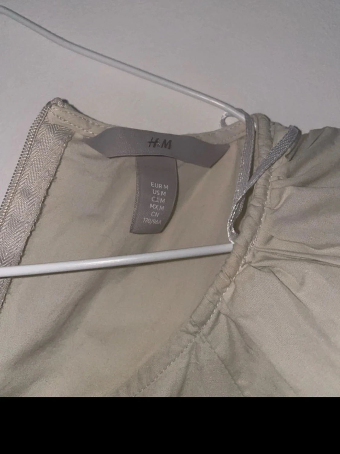 Beige blus med puffärmar från H&M - 1
