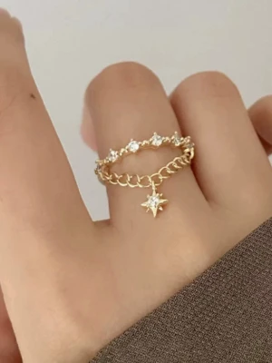 Justerbar ring  - guldfärgad ring med kedjedetalj och stjärnhänge, dekorerad med små glittrande stenar