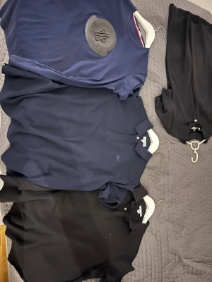 3 pack tshirts - Obs! Inte äkta!  Säljer 3 tshirts, 2 st lacoste och 1 moncler. 