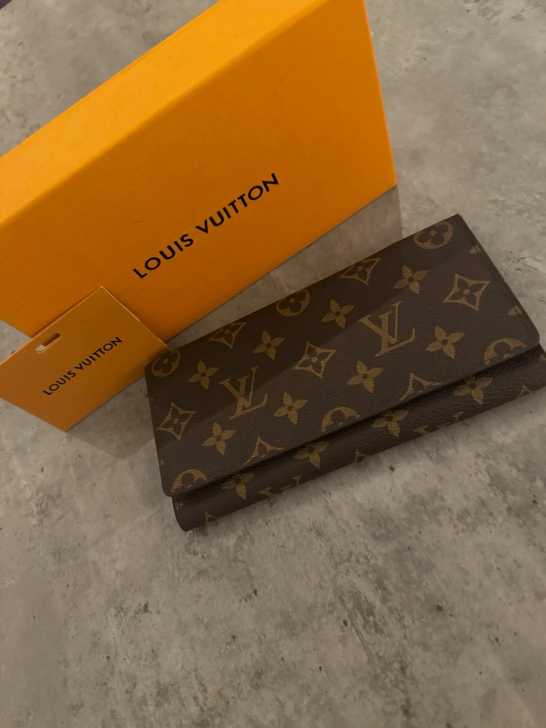 Women plånbok från ett poplulärt märke 