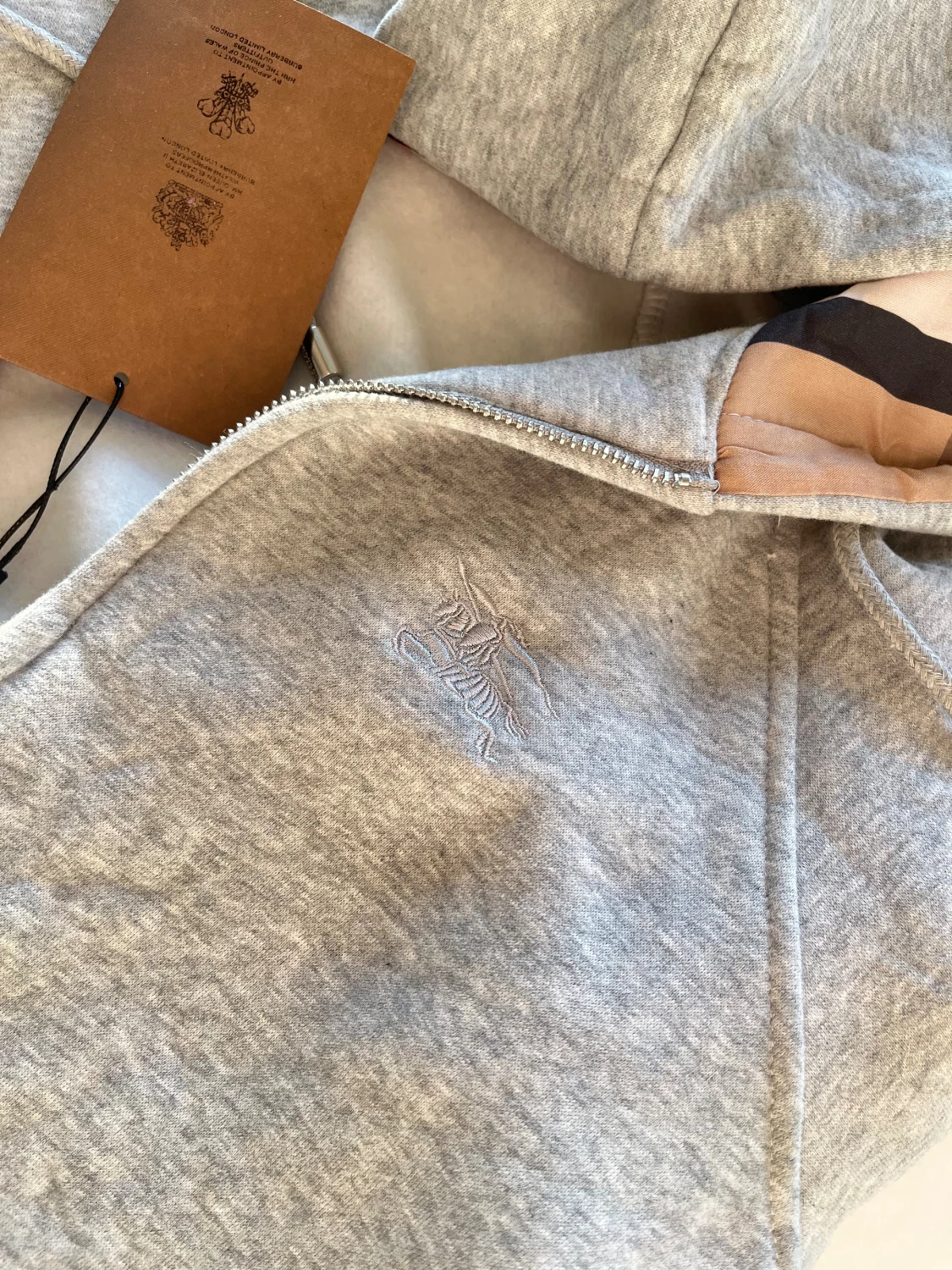 Grå hoodie från Burberry med rutig huva - 3