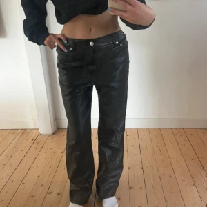 Svarta raka byxor i skinnimitation - Snygga svarta lite oversized fuskskinn byxor 