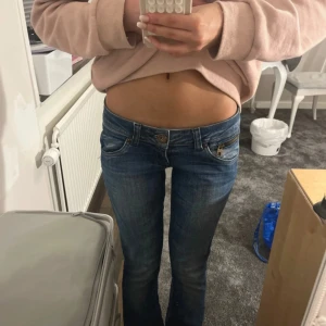 Blå lågmidjade jeans  - Väldigt lågmidjade jeans