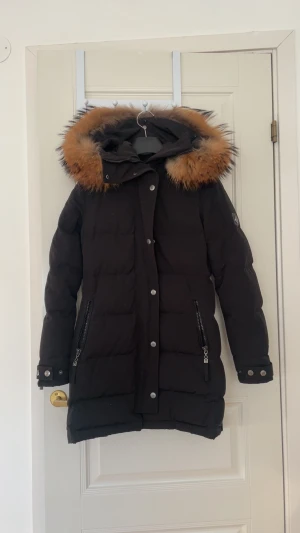 Hollies jacka  - Säljer min fina vinterjacka i märket Hollies som jag köpte från Johnells i modellen subway. Storlek 32, använd en vinter. Äkta päls
