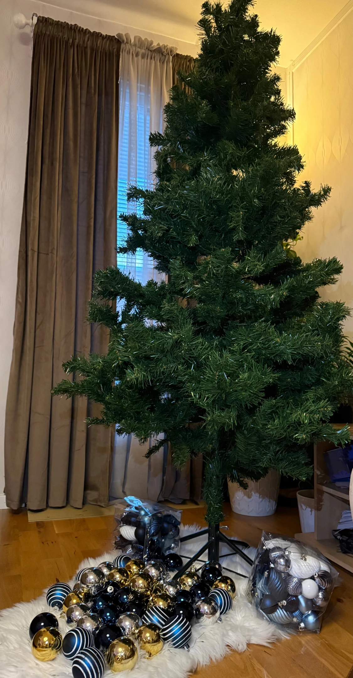 Julgran  med julgranskulor