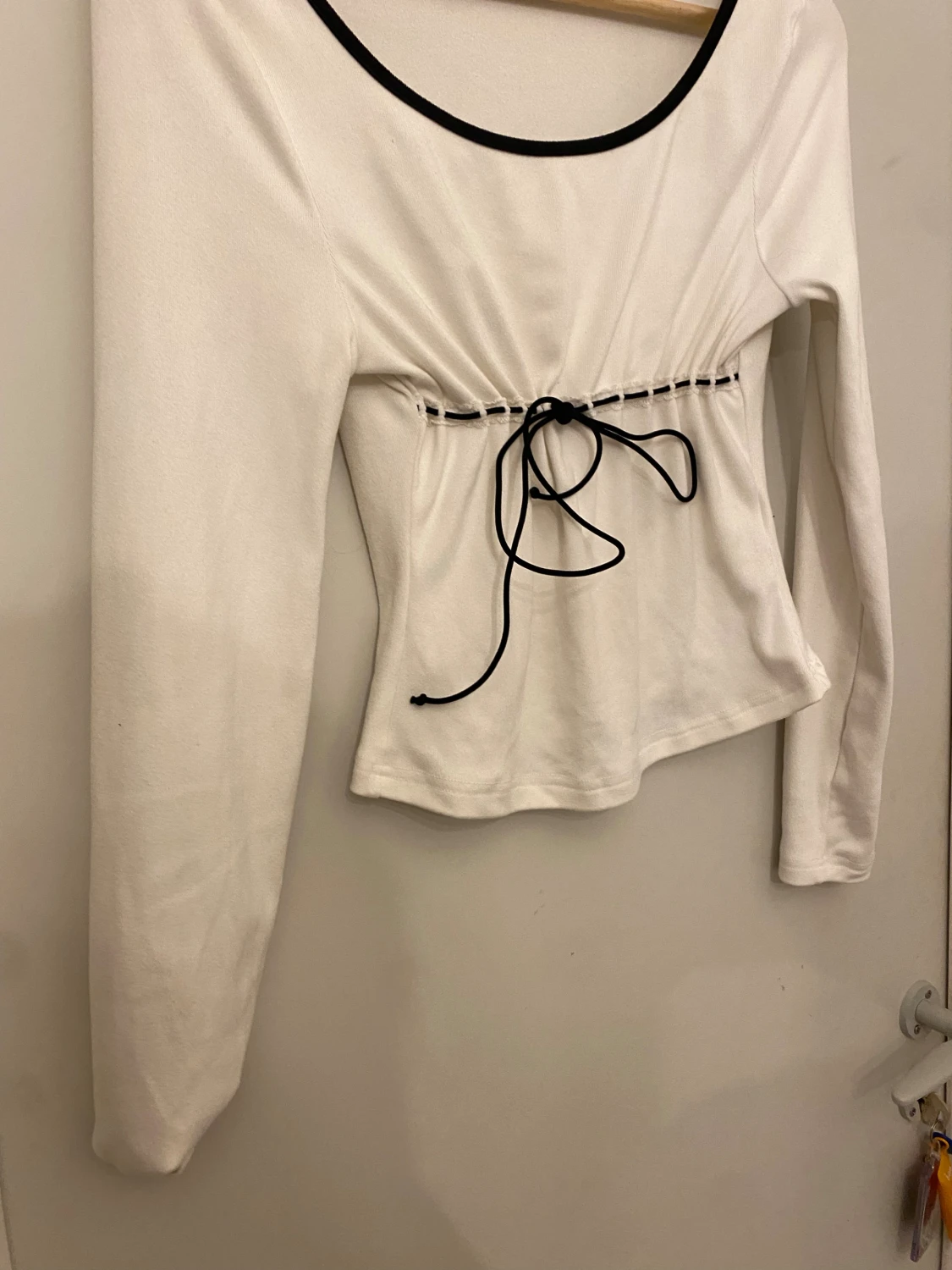 Vit långärmad topp med snörning