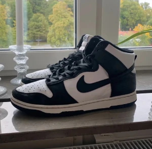 Nike dunks panda mid - Säljer ett par panda dunks då de inte kommer till användning längre. Skick 8/10. Tveka inte att skriva om du har några frågor:)