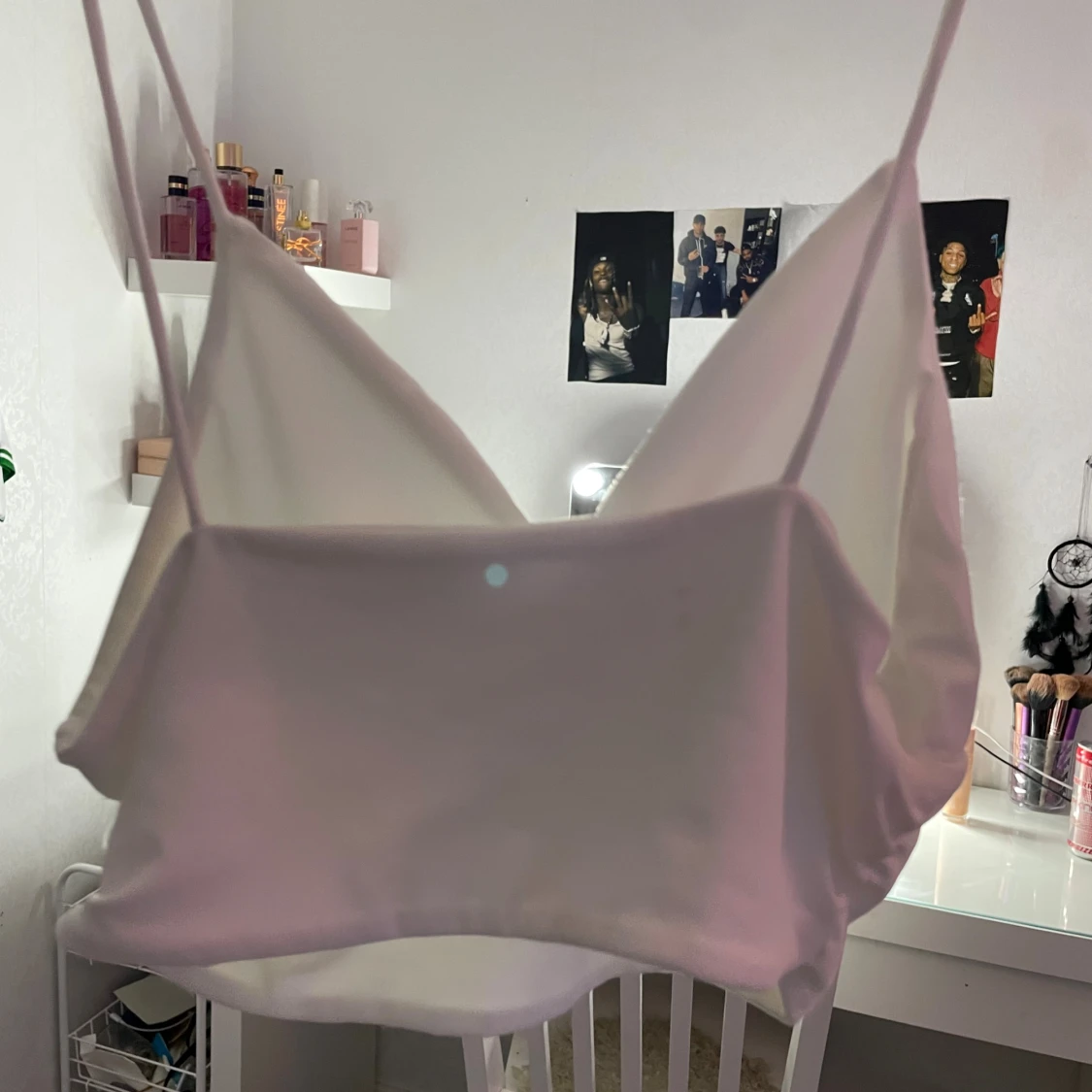 Vit omlott linnetopp med smala axelband - 1