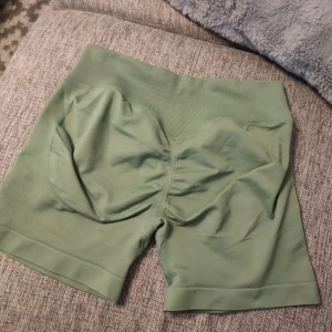 Gröna scrunch shorts M - Säljer ett par gröna "scrunch" shorts i storlek M. True to size. Tyvärr ytterst lite för stora för mig, säljer därav. Jätte mjuka och stretchiga. Klämmer inte åt någonstans! Helt nya men utan lapp.