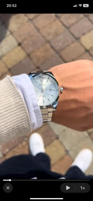 Silverfärgad klocka från Doventi  - Stilren klocka från Doventi med vit urtavla och silverfärgat armband i metall. Klassisk rund form, tydliga indexmarkeringar och datumvisning. Quartz-urverk och polerad finish som ger en clean vibe. Perfekt för dig som gillar minimalistisk design.