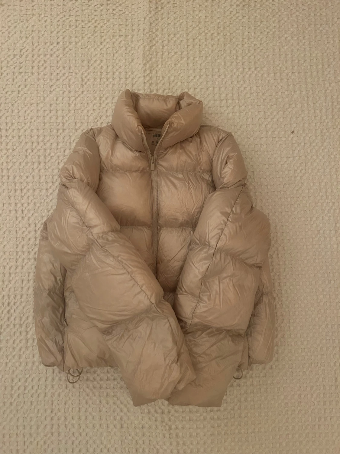 Beige dunjacka från Uniqlo S