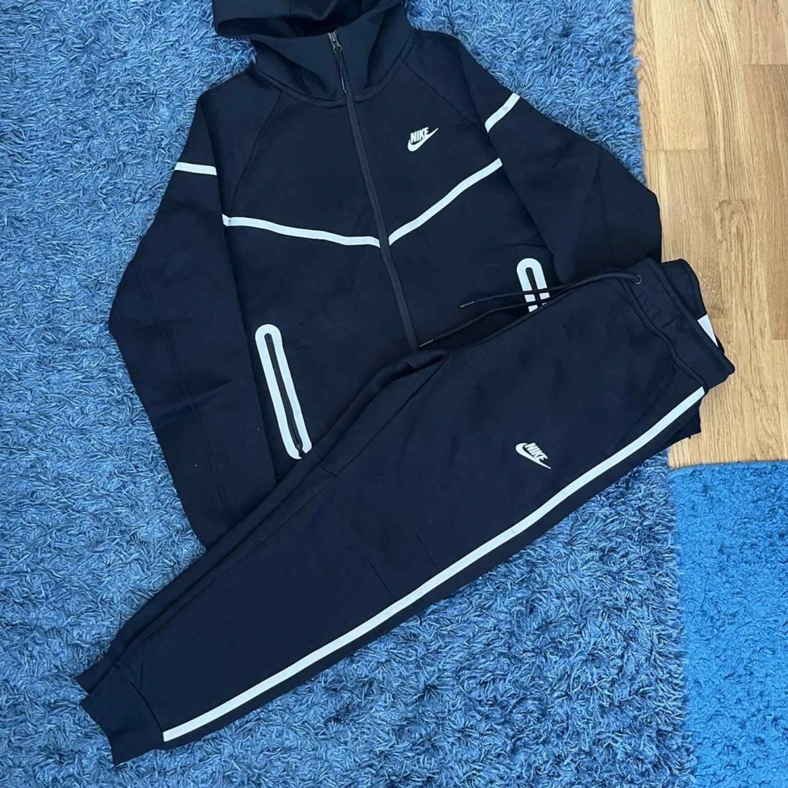 Svarta nike tech reflective