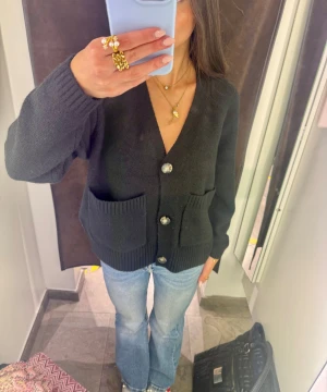 stickad kofta  - säljer min stickade kofta ifrån vero moda i strl XS, lite nopprig men annars lika mysig och fin! 💘💘köpt för 450kr 