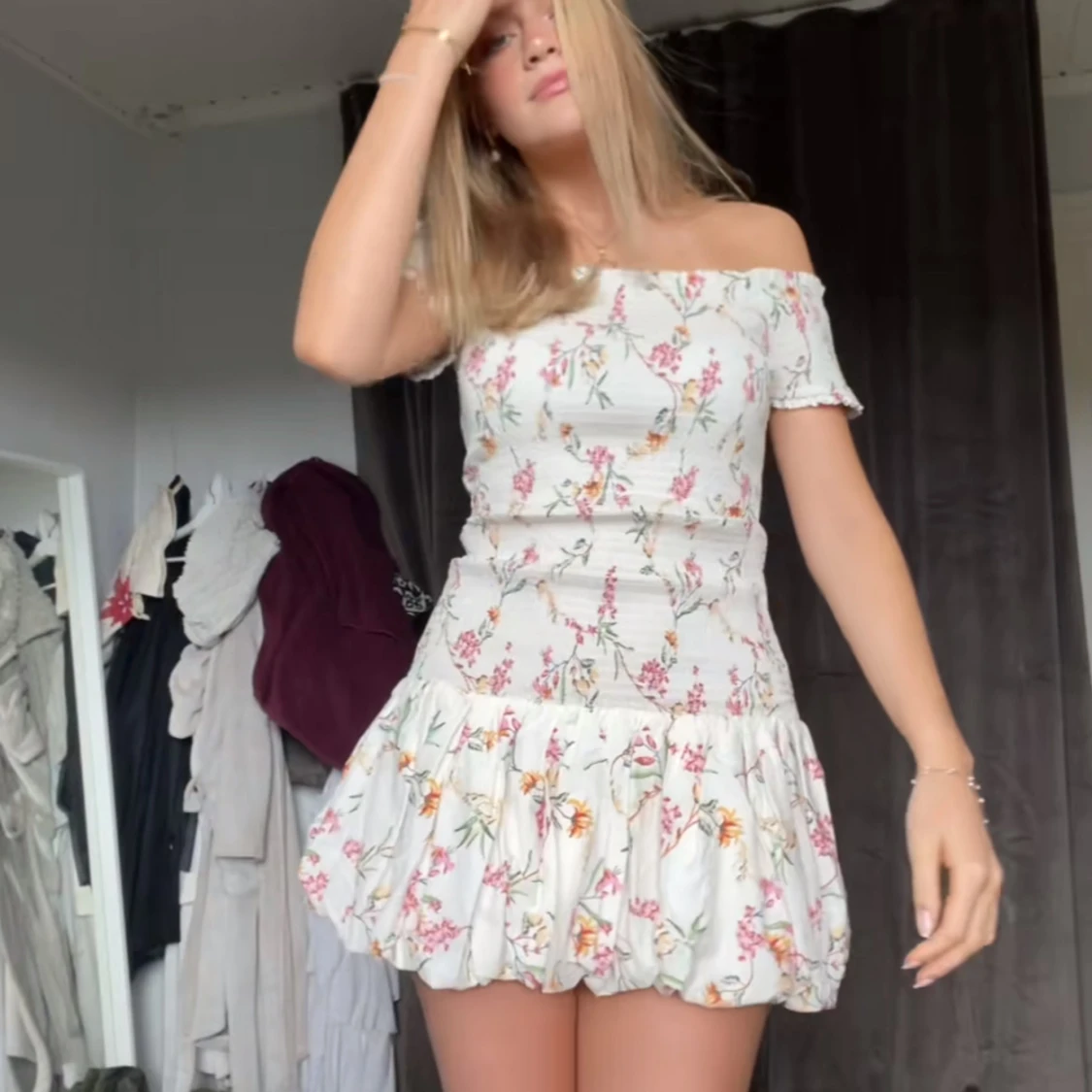 Blommig offshoulder kortklänning