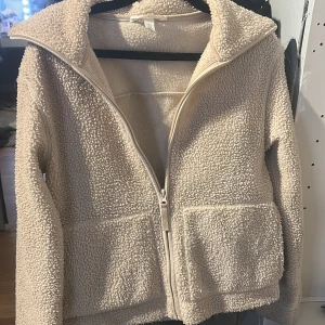 Teddy jacka  - Jättesnygg teddy jacka från hm i storlek xs som jag tyvärr inte använder längre. Inga defekter