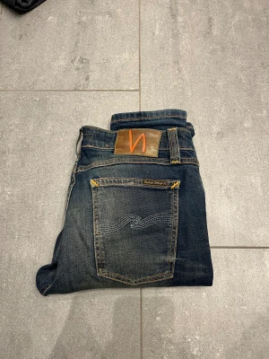 Mörkblå jeans från Nudie Jeans - Snygga mörkblå jeans från Nudie Jeans med sjukt fet tvätt. Modell: skinny lin, Jeansen sitter Slim, jeansen är i mycket bra skick!