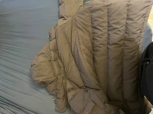 Mörkgrå Moncler Montgenèvre Jacka - Säljer min gråa Moncler Montgenèvre i riktigt fräscht skick. Inga skador, inga fläckar, inga konstigheter – den är basically som ny. Passar dig som ligger mellan M och L, sitter snyggt utan att vara för tight eller för stor. Varm och perfekt för kallare väder. (PRIS KAN DISKUTERAS)