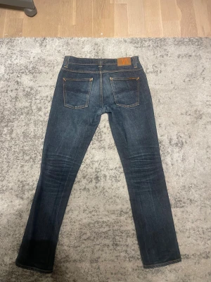 Nudie Jeans Grim Tim  33/32 - Riktigt feta nudies med en snygg fade, strl 33/32 jeansen har en liten lagning i skrevet men det är något man absolut inte ser vid användning (se sista bild).
