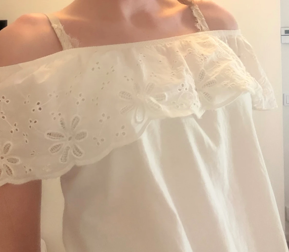 Vit offshoulder blus med broderi - 1