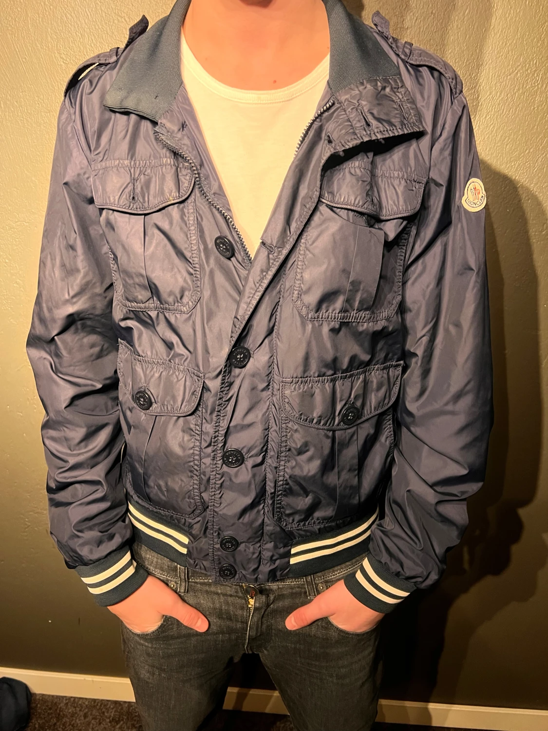 Blå Moncler vindjacka med fickor