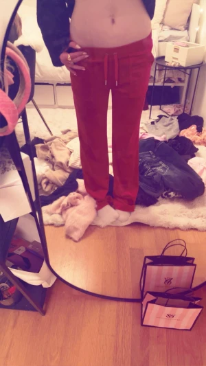 Röda mjukisbyxor med snörning - Säljer ett par röda mjukisbyxor med snörning i midjan och raka ben. Byxorna har fickor fram och bak med silvriga knappar på bakfickorna. Perfekta för chill dagar och riktigt skön passform.