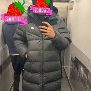 Nike jacka  - Riktig fräsch Nike jacka som har bara används en vinter inga hål,fläckar och är som nyköpt. Samt finns kvitto ochså. Kan gå ner några hundralappar vid snabb affär och Är öppen för byten.