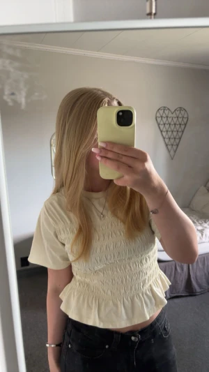 Gul resår topp från gina - säljer denna tröjan från gina som är endast använd ungefär 3-4 ggr men kommer aldrig till användning längre 😇