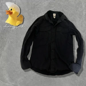 Blå overshirt från H&M  - Storlek XS. Marinblå. Från H&M. Passar folk runt 164-172cm. Bra skick. Pris kan sänkas, kontakta om du har frågor