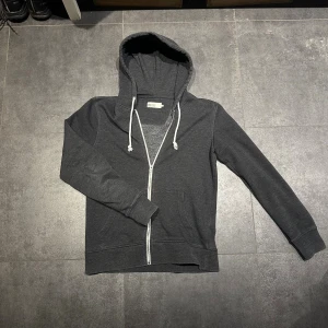 Pier one zip-up - Grå Pier One Zip-up [] Skick 10/10 [] Storlek S [] Pris 299kr [] Modellen är cirka 178cm [] Fraktar via Postnord på köparens beskostnad[] Hör av dig vid minsta fråga eller fundering!