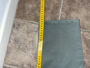 Replay Anbass hyperflex jeans - Snygga Replay Hyperflex Anbass jeans i en grön nyans. Modellens passform är normala med raka ben. Handgjorda detaljer från Italien. Midja 45cm, längd 108cm. JAG SKICKAR EJ FLER BILDER NÄR JAG BÄR JEANSEN! för storleksguide hänvisar jag till måtten och för bättre inblick i passformen rekommenderar jag att googla på modellnamnet. kolla måtten noggrant :) s3