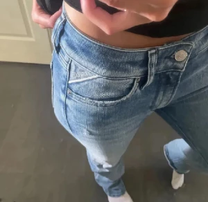 Low waist bootcut Replay jeans - Säljer ett par ljusblå jeans från Replay med low waist och bootcut. Använda 3 ggr. Nypris: 1700kr