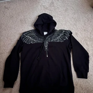 Marcelo Burlon hoodie - Tja säljer nu denna helt nya Marcelo Burlon hoodien. Den är i stl M och passar dig som är 182-186 och väger mellan 70-85! Skriv vid minsta fundering!