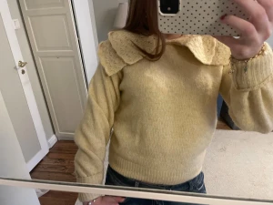 Gul stickad tröja  - Supersöt gul stickad tröja med en fin krage i as skönt material. Tyvärr har den blivit förliten för mig. Varm och bra nu till vintern!!! 