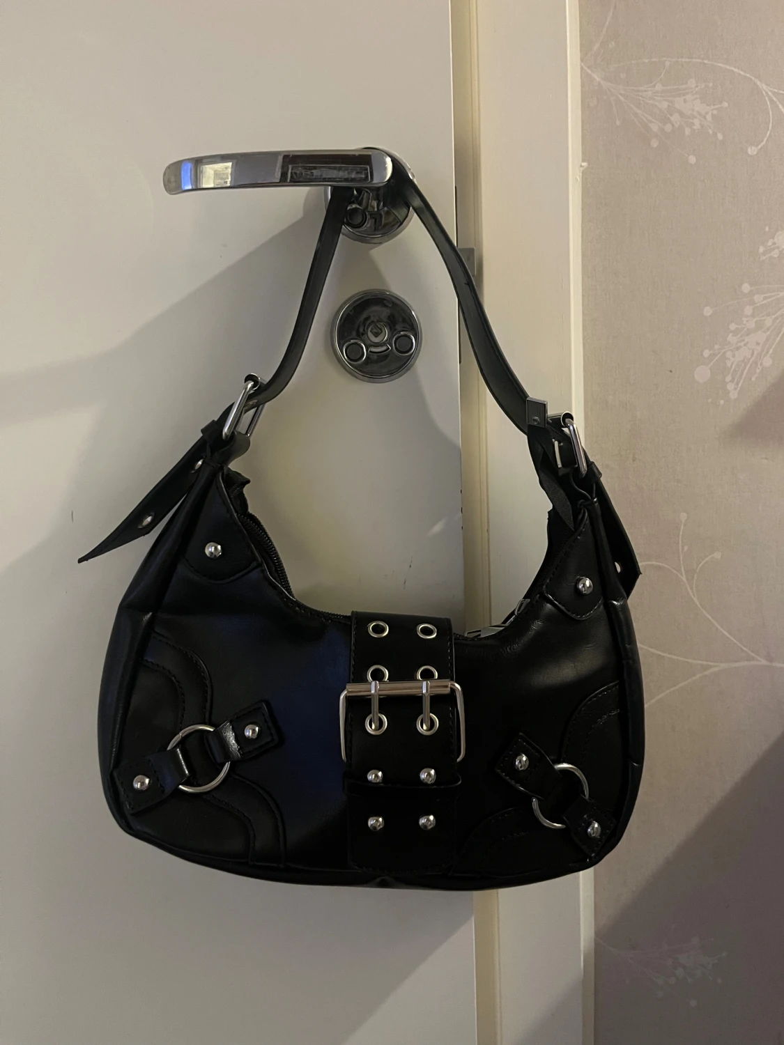 Svart axelväska med stora metalldetaljer - 1