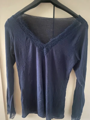 marinblå Intimissimi tröja - Snygg marinblå intimissimi tröja. säljer för att jag inte tycker att den passar mig
