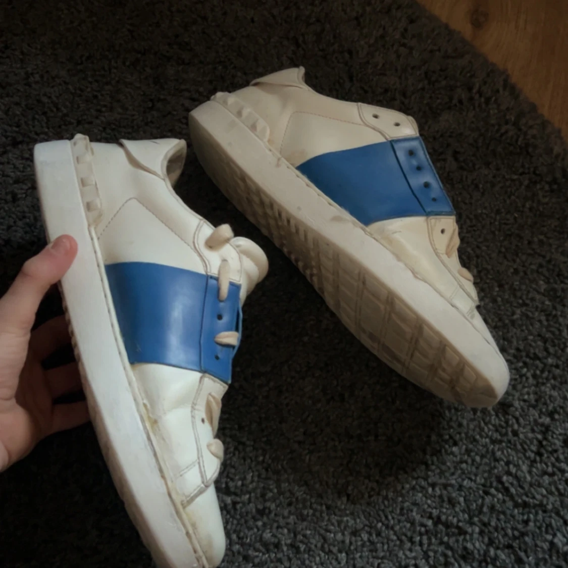 Sneakers med blå linje