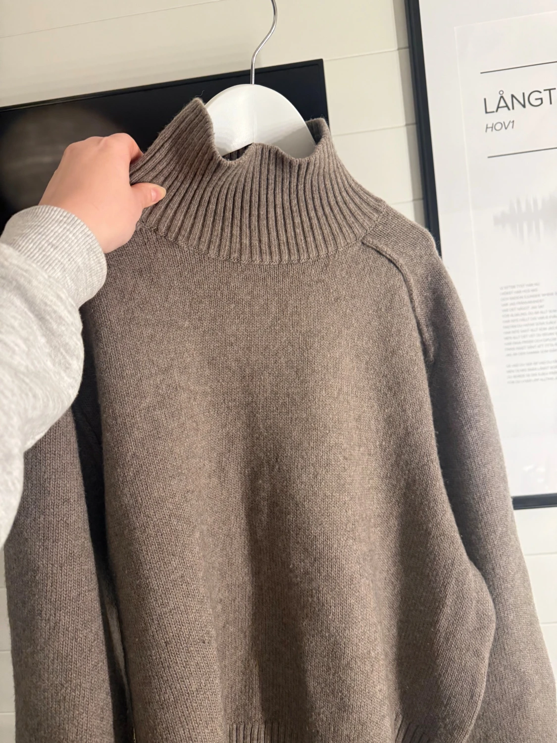 Beige stickad polotröja