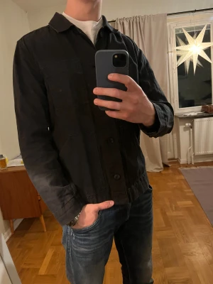 Svart These Glory Days Overshirt  - Säljer denna sjukt snygga Overshirten från These Glory Days⭐️ Färgen är svart och storleken är M✅ Den har inga defekter och skicket är utomordentligt🙌🤝 Sjukt najs passform och passar perfekt till hösten🍁🙌 Tveka inte på att höra av er dig vid minsta fråga eller fundering😊