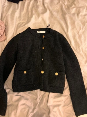 Kofta från Zara  - Svart kofta från Zara. Bra skick sitter jättefint på. Med guldiga knappar. Och fickor som inte går att öppna