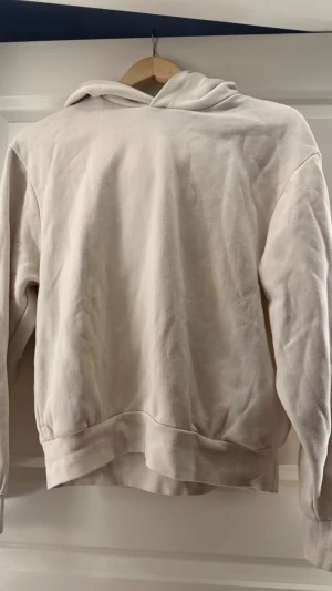 Vit oversized Zara hoodie  - Snygg vit hoodie från Zara bara använd en gång 💕
