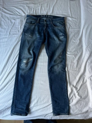 Blå jeans från Jack & Jones Blue Journey - Snygga blå jeans från Jack & Jones Blue Journey i storlek W 34 L 34 designade i Italien. Modellen har slitna detaljer och är slim fit. Varan är i väldigt bra skick och säljs för ett väldigt bra pris